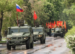 В Новочеркасске прошли возложение цветов и парад военной техники В Новочеркасске прошли возложение цветов и парад военной техники