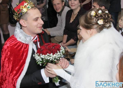 В Новочеркасске прошла свадьба, на которой жениху досталось сразу две тещи В Новочеркасске прошла свадьба, на которой жениху досталось сразу две тещи