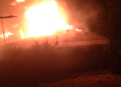 Горящий дом на улице Никольского в Новочеркасске сняли на видео Горящий дом на улице Никольского в Новочеркасске сняли на видео