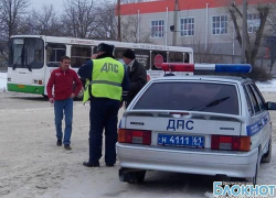 В Новочеркасске рейсовый автобус переехал женщину с ребенком В Новочеркасске рейсовый автобус переехал женщину с ребенком