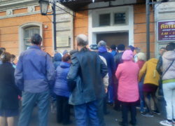 Чтобы попасть на прием к врачу, жители Новочеркасска занимают очередь с 5 утра Чтобы попасть на прием к врачу, жители Новочеркасска занимают очередь с 5 утра