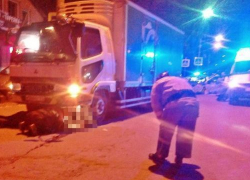 Под Новочеркасском двое пешеходов угодили под машину, один погиб Под Новочеркасском двое пешеходов угодили под машину, один погиб