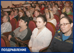 В Новочеркасске прекрасных дам поздравили с наступающим праздником В Новочеркасске прекрасных дам поздравили с наступающим праздником