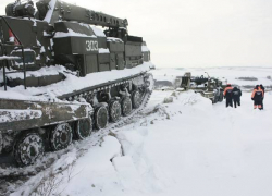 На трассу М-4 под Новочеркасском военные стягивают тяжелую спецтехнику в связи со снегопадом На трассу М-4 под Новочеркасском военные стягивают тяжелую спецтехнику в связи со снегопадом