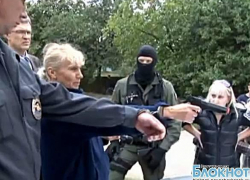 Подозреваемая из банды убийц полицейских показала, как убивала таксиста в Новочеркасске (ВИДЕО) Подозреваемая из банды убийц полицейских показала, как убивала таксиста в Новочеркасске (ВИДЕО)