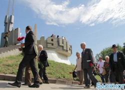 В День памяти и скорби в Новочеркасске возложили цветы к памятникам, посвященным ВОВ В День памяти и скорби в Новочеркасске возложили цветы к памятникам, посвященным ВОВ