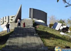 В Новочеркасске упала стела, установленная в память о Великой Победе 1945 года В Новочеркасске упала стела, установленная в память о Великой Победе 1945 года