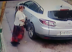 В Новочеркасске немолодая хулиганка проколола шину автомобиля и попала на видео В Новочеркасске немолодая хулиганка проколола шину автомобиля и попала на видео