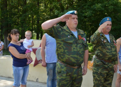 Торжественный митинг в честь дня ВДВ прошел в роще "Красная весна" Торжественный митинг в честь дня ВДВ прошел в роще "Красная весна"