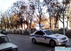 Медведев изменил планы и приехал в Новочеркасск на машине Медведев изменил планы и приехал в Новочеркасск на машине