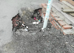 Жители Новочеркасска два года наблюдают яму в центре города Жители Новочеркасска два года наблюдают яму в центре города