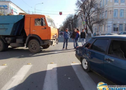 В центре Новочеркасска заниженный тонированный ВАЗ пытался проскочить на красный перед КамАЗом В центре Новочеркасска заниженный тонированный ВАЗ пытался проскочить на красный перед КамАЗом