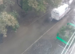 В Новочеркасске, новый асфальт на улице Чехова ушел под воду В Новочеркасске, новый асфальт на улице Чехова ушел под воду