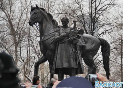 В Москве установили памятник основателю Новочеркасска Матвею Платову В Москве установили памятник основателю Новочеркасска Матвею Платову
