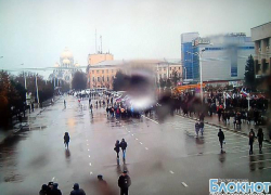 Несмотря на ливень, в Новочеркасске на митинг поддержки Крыма собралось уже несколько сотен человек Несмотря на ливень, в Новочеркасске на митинг поддержки Крыма собралось уже несколько сотен человек