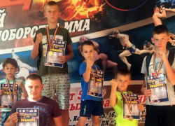 Юные новочеркасские спортсмены завоевали 5 медалей на турнире по смешанным единоборствам Юные новочеркасские спортсмены завоевали 5 медалей на турнире по смешанным единоборствам
