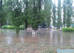 Из-за проливных дождей оказались затопленными несколько улиц Новочеркасска Из-за проливных дождей оказались затопленными несколько улиц Новочеркасска