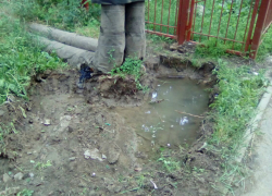 Угрожающая безопасности пешеходов глубокая лужа натекла из водопроводной трубы в Новочеркасске Угрожающая безопасности пешеходов глубокая лужа натекла из водопроводной трубы в Новочеркасске