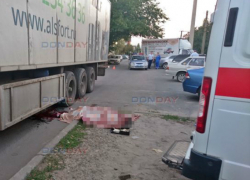 В Новочеркасске многотонная фура насмерть раздавила упавшую старушку В Новочеркасске многотонная фура насмерть раздавила упавшую старушку