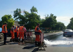 В центре Новочеркасска прорвало магистральный водовод В центре Новочеркасска прорвало магистральный водовод