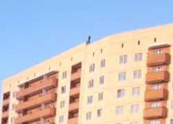 Гуляющий по крыше многоэтажки мужчина шокировал новочеркасцев Гуляющий по крыше многоэтажки мужчина шокировал новочеркасцев