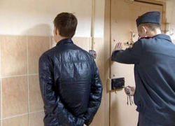 В Новочеркасске рецидивист вломился в дом и отобрал у хозяев телевизор и мобильник В Новочеркасске рецидивист вломился в дом и отобрал у хозяев телевизор и мобильник