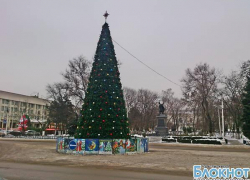 На официальном открытии городской новогодней елки новочеркасцев встретит целая группа Дедов Морозов На официальном открытии городской новогодней елки новочеркасцев встретит целая группа Дедов Морозов