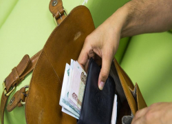 Житель Новочеркасска не смог остаться равнодушным при виде женской сумочки и прихватил ее с собой Житель Новочеркасска не смог остаться равнодушным при виде женской сумочки и прихватил ее с собой