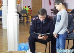 В преддверии профессионального праздника новочеркасские полицейские подарили подарки сиротам В преддверии профессионального праздника новочеркасские полицейские подарили подарки сиротам