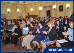 Новочеркасская центральная библиотека получила в подарок редкие издания и видеопроектор Новочеркасская центральная библиотека получила в подарок редкие издания и видеопроектор