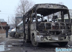 Ночью в Новочеркасске на улице Орджоникидзе сожгли автобус и грузовик Ночью в Новочеркасске на улице Орджоникидзе сожгли автобус и грузовик