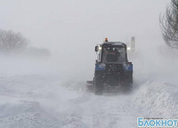 На окраины Новочеркасска хлеб доставляют с помощью тракторов На окраины Новочеркасска хлеб доставляют с помощью тракторов