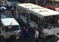 В Новочеркасске пассажирский автобус попал в аварию В Новочеркасске пассажирский автобус попал в аварию