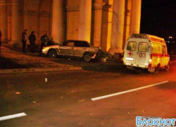 В Новочеркасске в результате ДТП ВАЗ врезался в триумфальную арку В Новочеркасске в результате ДТП ВАЗ врезался в триумфальную арку