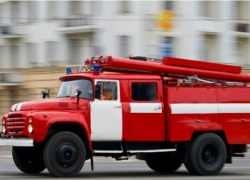 В Новочеркасске два пожарных расчета тушили частный дом В Новочеркасске два пожарных расчета тушили частный дом