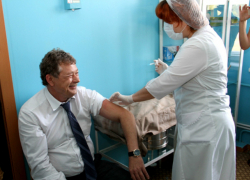 Рабочий визит Киргинцева в больницу Новочеркасска закончился для мэра прививкой Рабочий визит Киргинцева в больницу Новочеркасска закончился для мэра прививкой