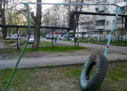 «Веселое» детство на Молодежке: маленькие новочеркасцы катаются на веревках «Веселое» детство на Молодежке: маленькие новочеркасцы катаются на веревках
