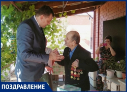 В Новочеркасске ветерана ВОВ поздравили с 93-летием В Новочеркасске ветерана ВОВ поздравили с 93-летием