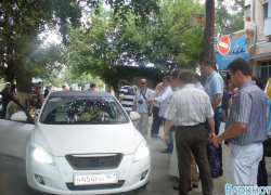 Мэр Новочеркасска едва не попал под колеса автомобиля на улице Гвардейской Мэр Новочеркасска едва не попал под колеса автомобиля на улице Гвардейской
