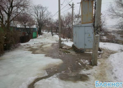В Новочеркасске талая вода подмывает основание электроподстанции на улице Аксайской В Новочеркасске талая вода подмывает основание электроподстанции на улице Аксайской