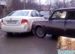 В Новочеркасске два автомобиля устроили ДТП без водителей В Новочеркасске два автомобиля устроили ДТП без водителей