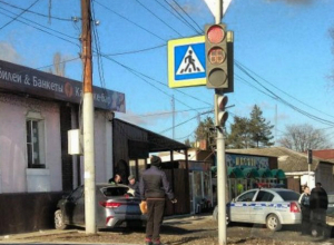 Легковушка пошла на таран кафе в Новочеркасске Легковушка пошла на таран кафе в Новочеркасске