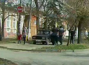 Получивший инсульт за рулем автомобиля пенсионер, сбил 80-летнюю бабушку в Новочеркасске Получивший инсульт за рулем автомобиля пенсионер, сбил 80-летнюю бабушку в Новочеркасске
