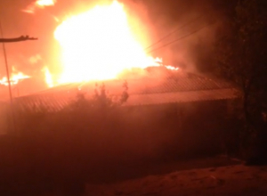 Горящий дом на улице Никольского в Новочеркасске сняли на видео Горящий дом на улице Никольского в Новочеркасске сняли на видео
