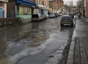 Из-за аварии на водоводе жители центра Новочеркасска остались без воды Из-за аварии на водоводе жители центра Новочеркасска остались без воды