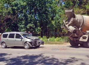 В Новочеркасске «Лада» протаранила бетономешалку В Новочеркасске «Лада» протаранила бетономешалку