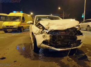 Междугородняя маршрутка на полном ходу снесла легковушку в Новочеркасске Междугородняя маршрутка на полном ходу снесла легковушку в Новочеркасске