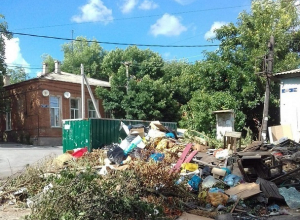 Улица Богдана Хмельницкого в Новочеркасске утопает в мусоре Улица Богдана Хмельницкого в Новочеркасске утопает в мусоре