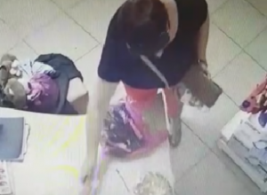 Стащившая деньги в магазине Новочеркасска воровка попала на видео Стащившая деньги в магазине Новочеркасска воровка попала на видео