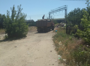 После публикации «Блокнота Новочеркасск» коммунальщики вывезли мусор с улицы Железнодорожной После публикации «Блокнота Новочеркасск» коммунальщики вывезли мусор с улицы Железнодорожной